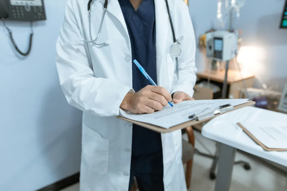 ¿Puedo reclamar si no me dieron consentimiento informado en el hospital?